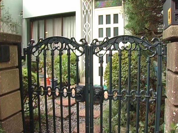 Gate