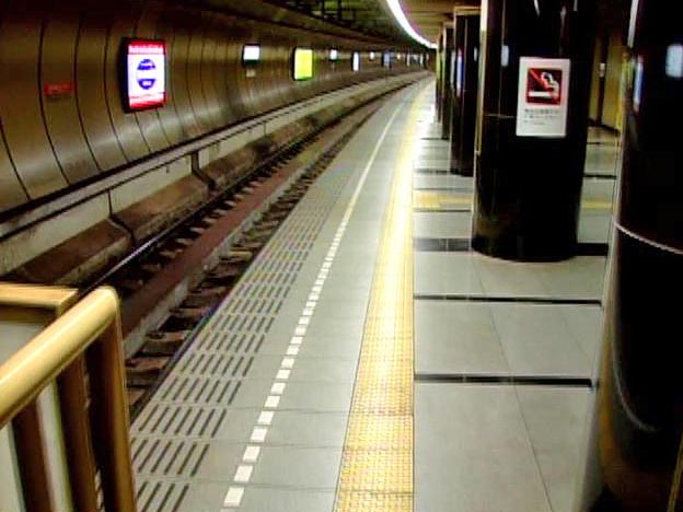 Platform of Roppongi Station 