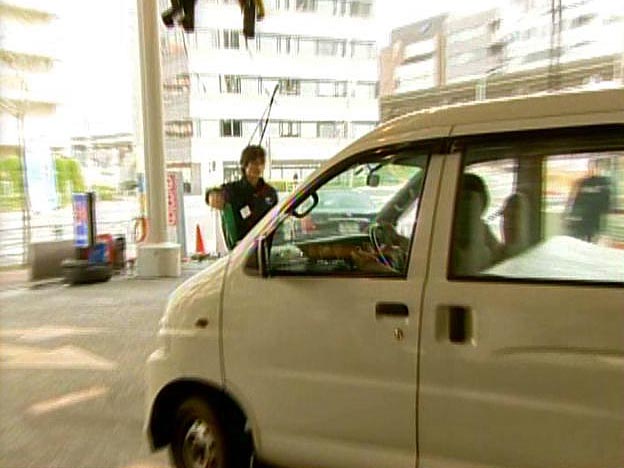 車を案内する