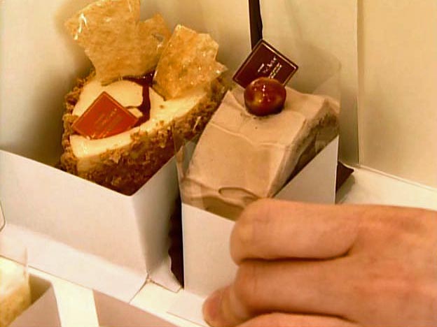 ケーキを箱に入れる