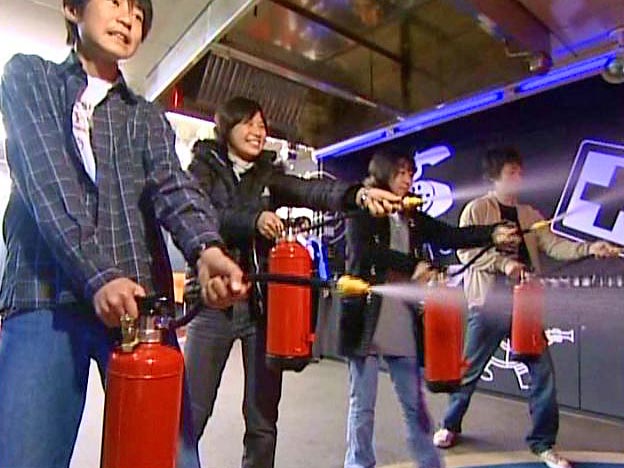 消火器で火を消す2