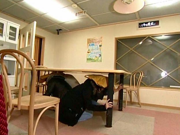 テーブルの下にもぐる