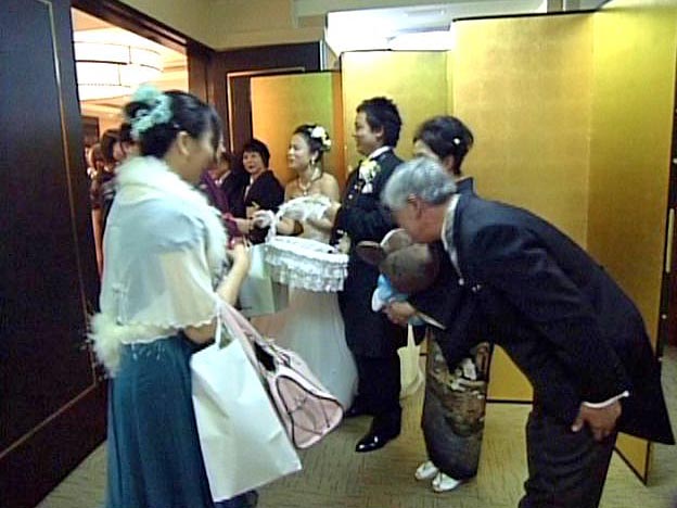 おみやげを渡す