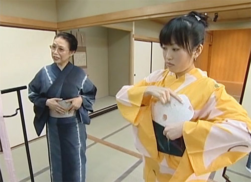 Wearing Yukata (Summer Kimono) Description Image 16